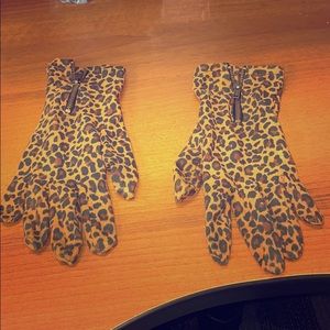 Gently worn hand gloves